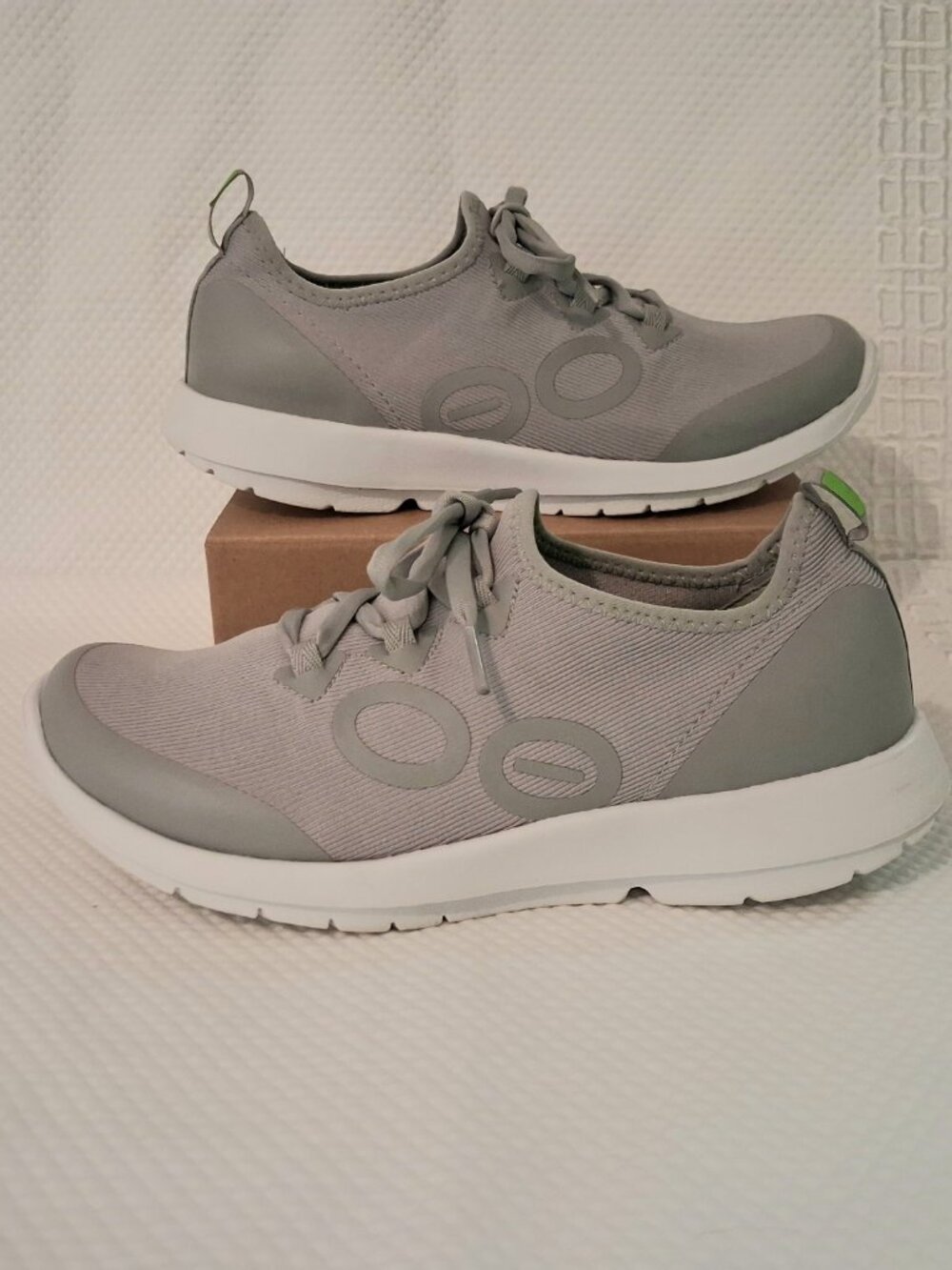 OOFOS OOmg Sport Low Top Recovery Shoes Women sz 8 EUR sz 39 Gray White Athletic